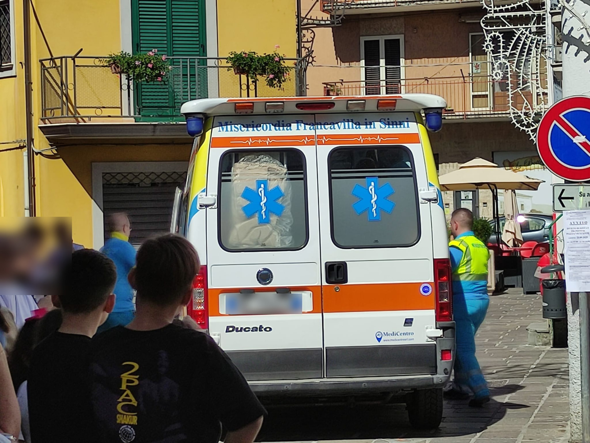 Ambulanza della Misericordia di Francavilla in Sinni durante una festa in piazza