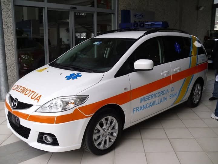 L'auto medica della Misericordia di Francavilla in Sinni al momento della consegna