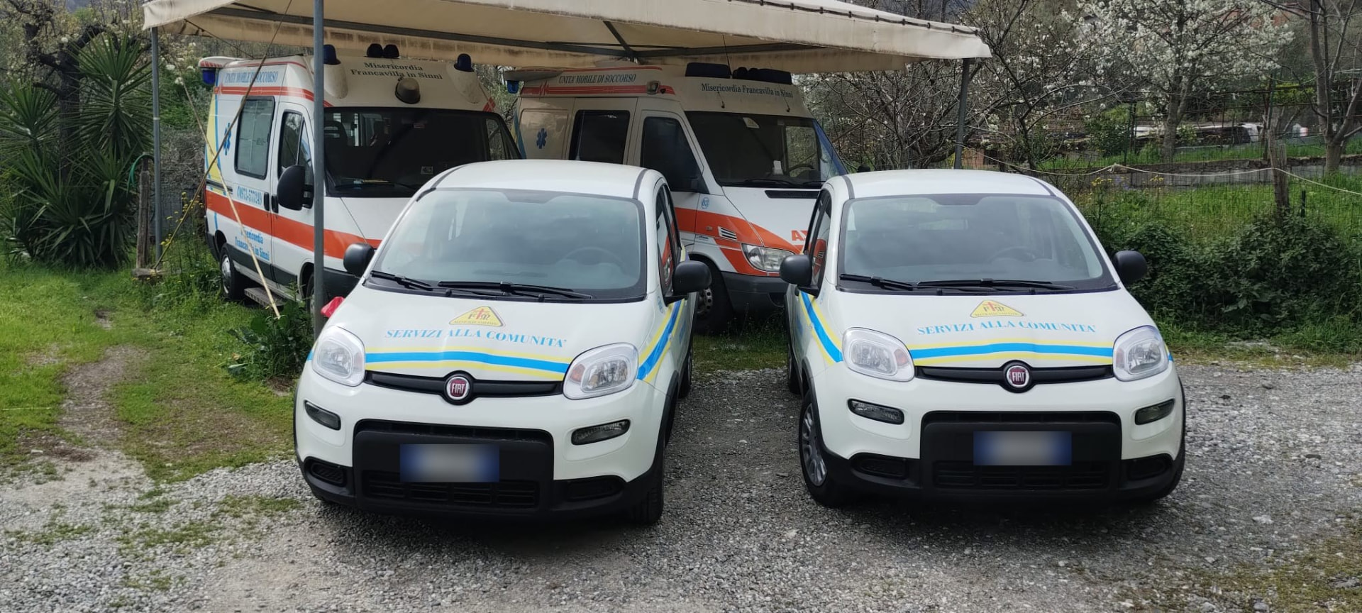 Le due Fiat Panda dei servizi alla comunità davanti alle ambulanze della Misericordia