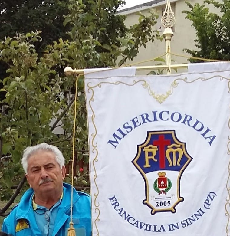 Agostino Gallicchio, primo governatore della Confraternita, accanto allo stendardo della Misericordia di Francavilla in Sinni
