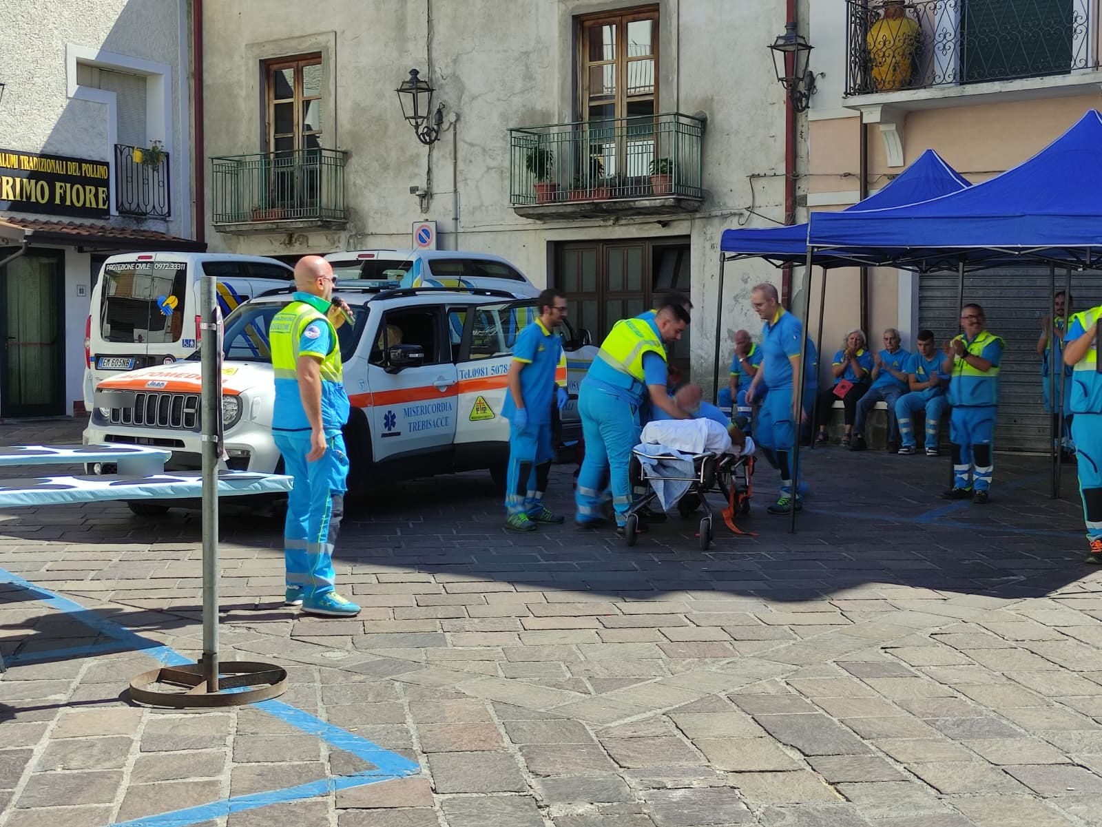 Volontari della Misericordia di Trebisacce durante la simulazione di un incidente stradale