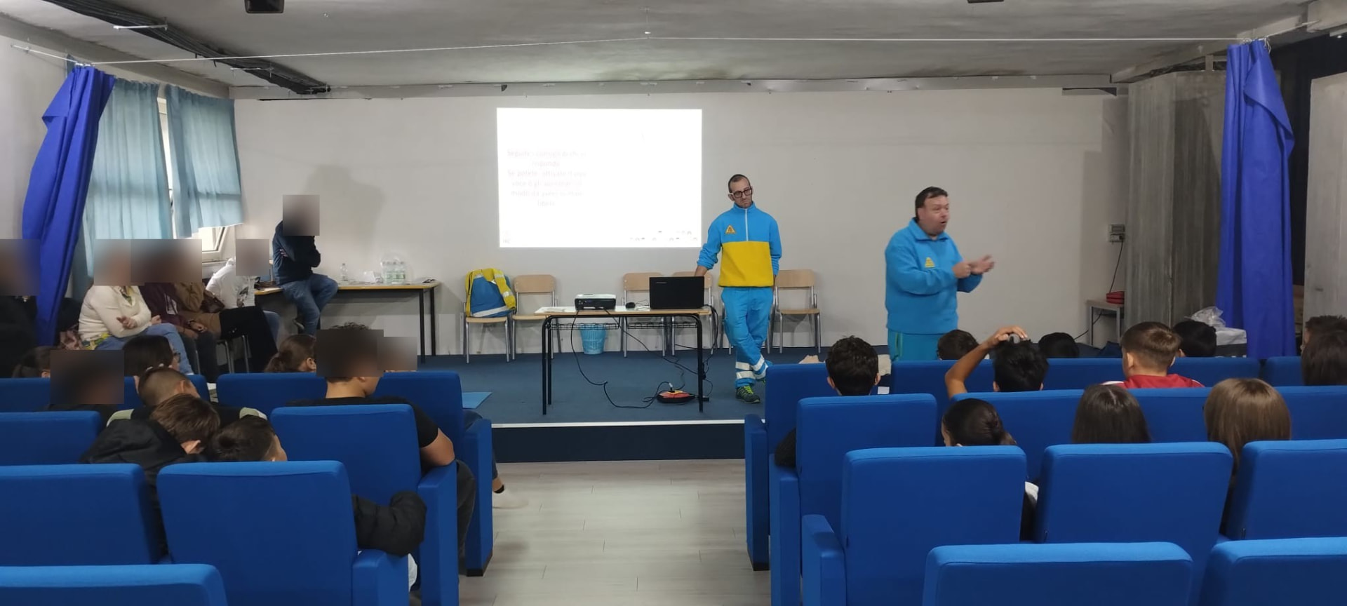 Volontari della Misericordia durante un corso BLS-D in una scuola