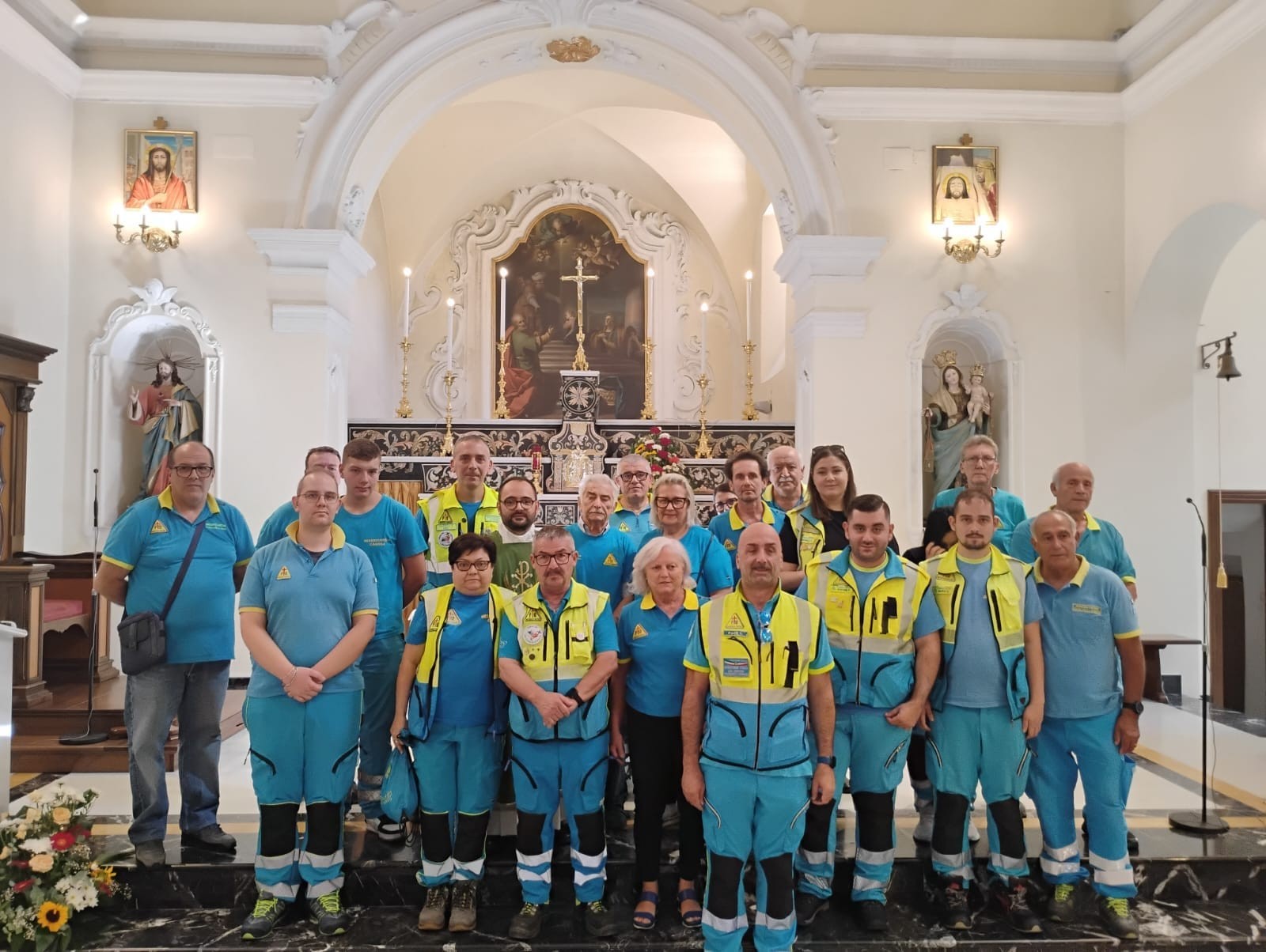 Volontari delle Misericordie in chiesa con il parroco
