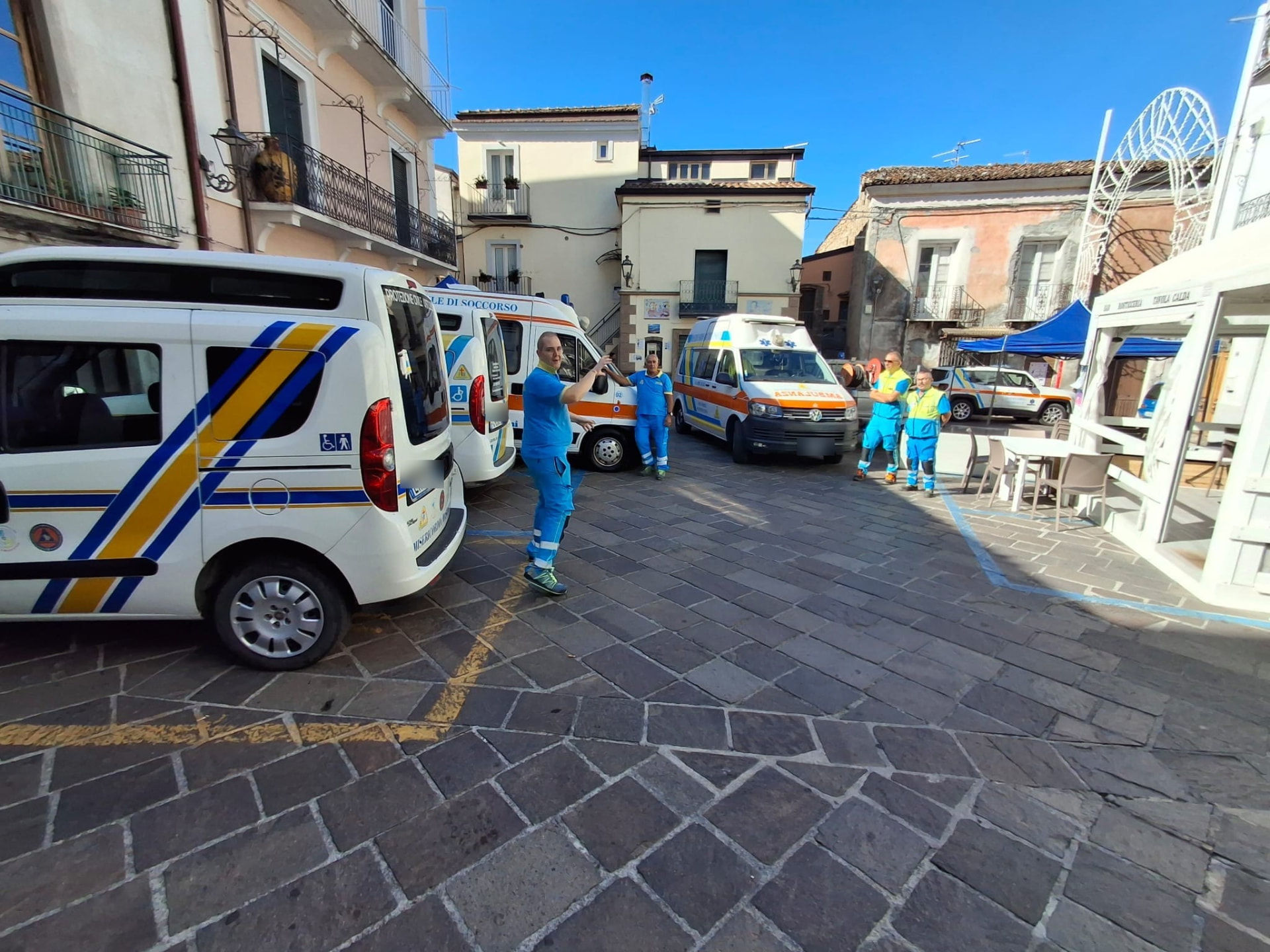 Mezzi delle Misericordie schierati in piazza