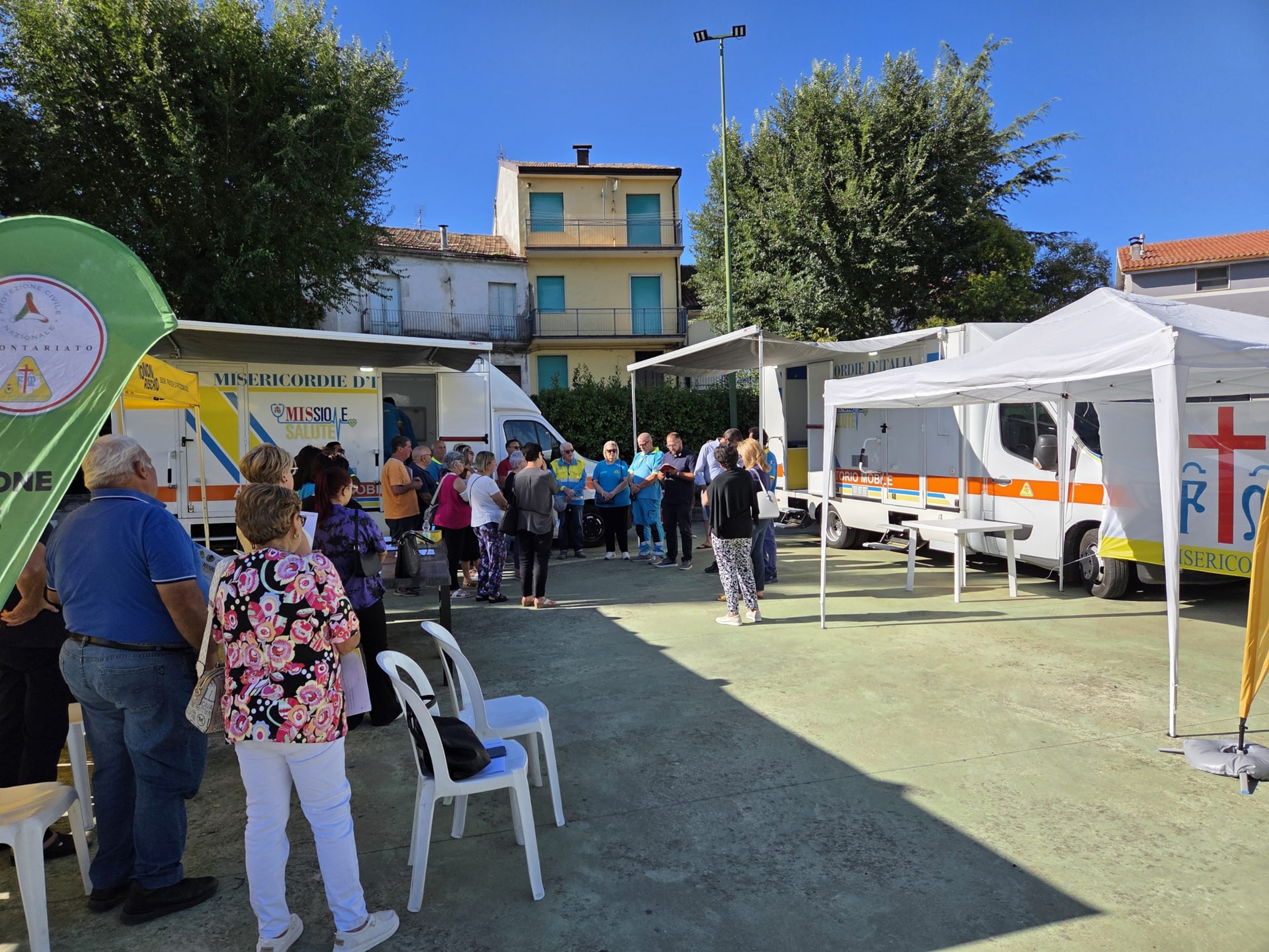 Missione Salute nella Villa Comunale di Francavilla in Sinni: volontari, medici e cittadini davanti agli ambulatori mobili