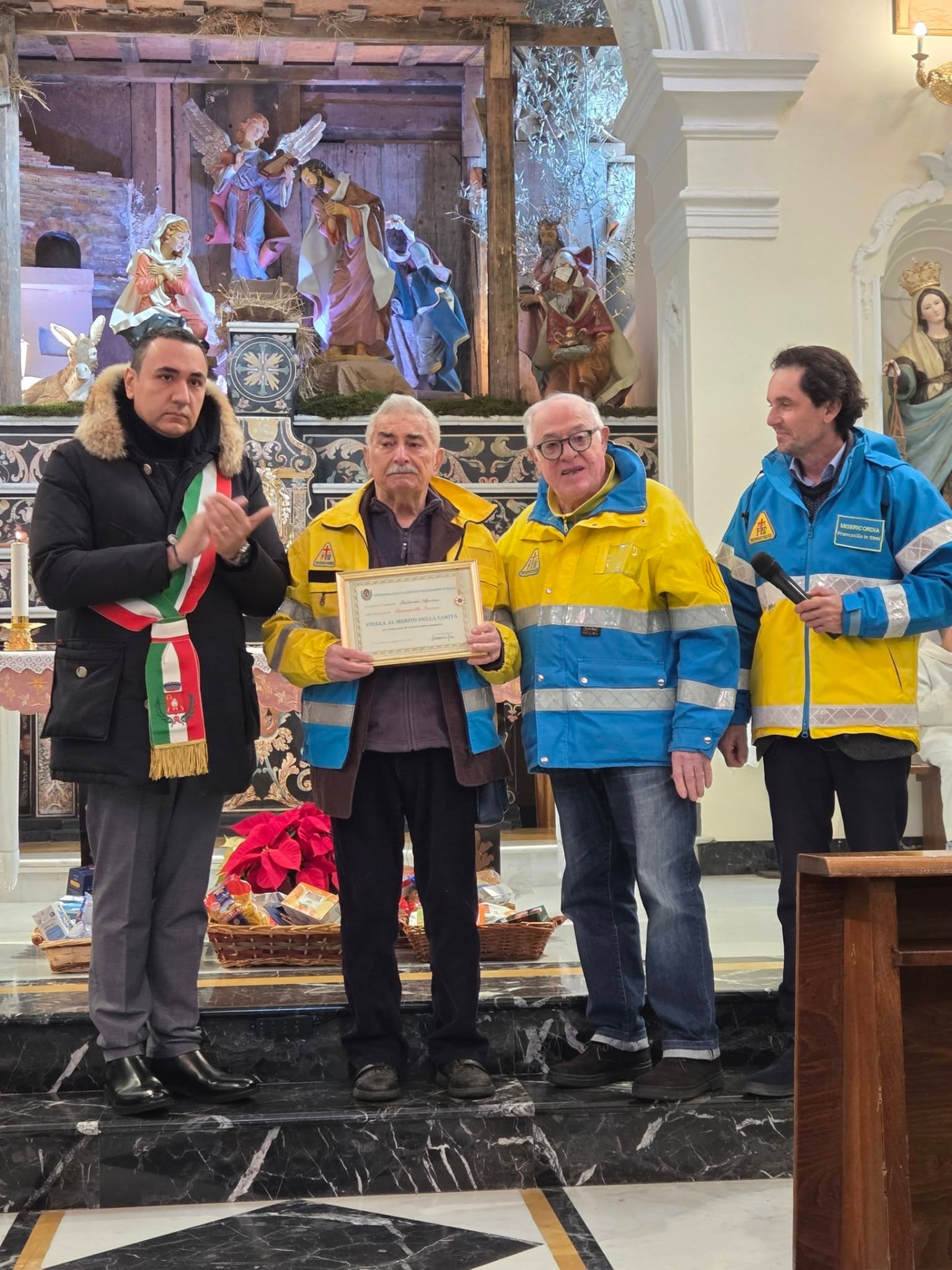 Agostino Gallicchio con la Stella al Merito della Carità, tra l'assessore Egidio D'Angelo, Gesumino Di Tommaso e il governatore Cristian Rossi