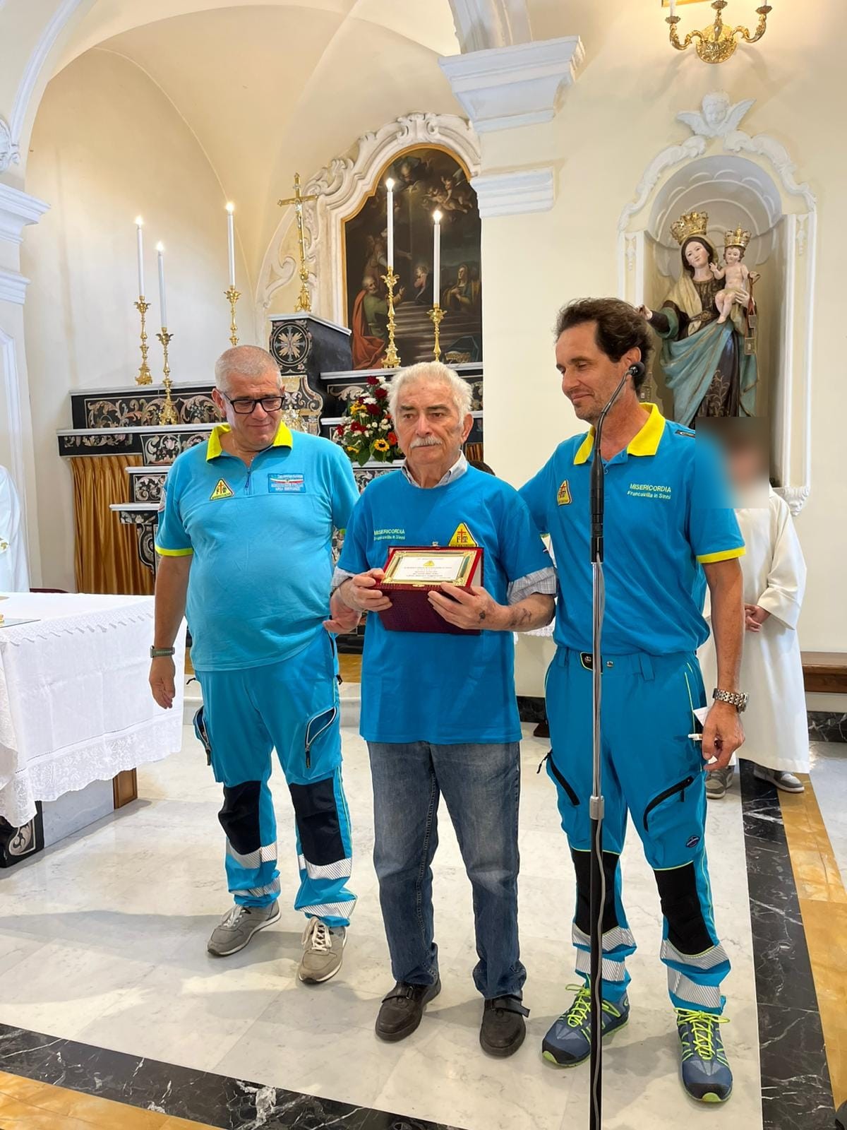Agostino Gallicchio riceve la targa del ventesimo anniversario