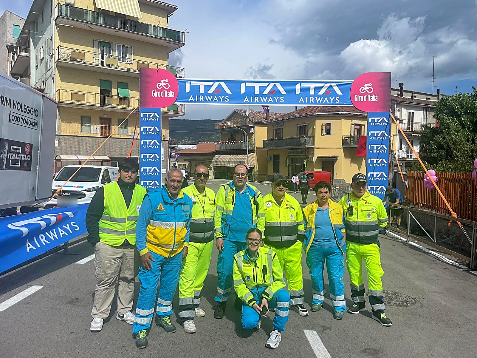 Volontari della Misericordia e della protezione civile al traguardo del Giro d'Italia