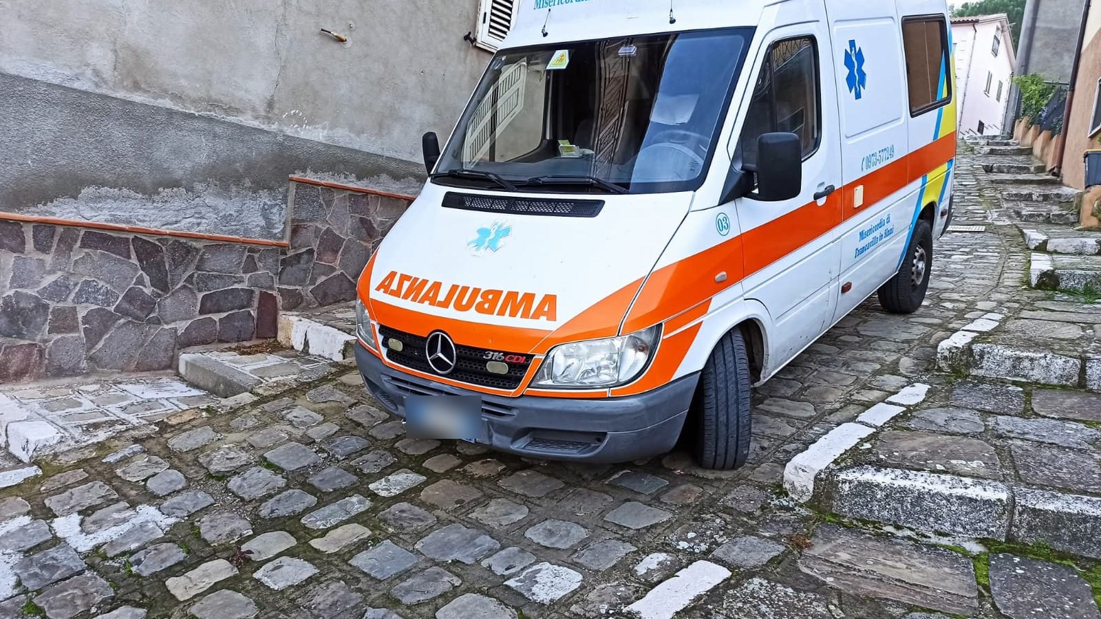 Ambulanza della Misericordia nel centro storico di Francavilla in Sinni