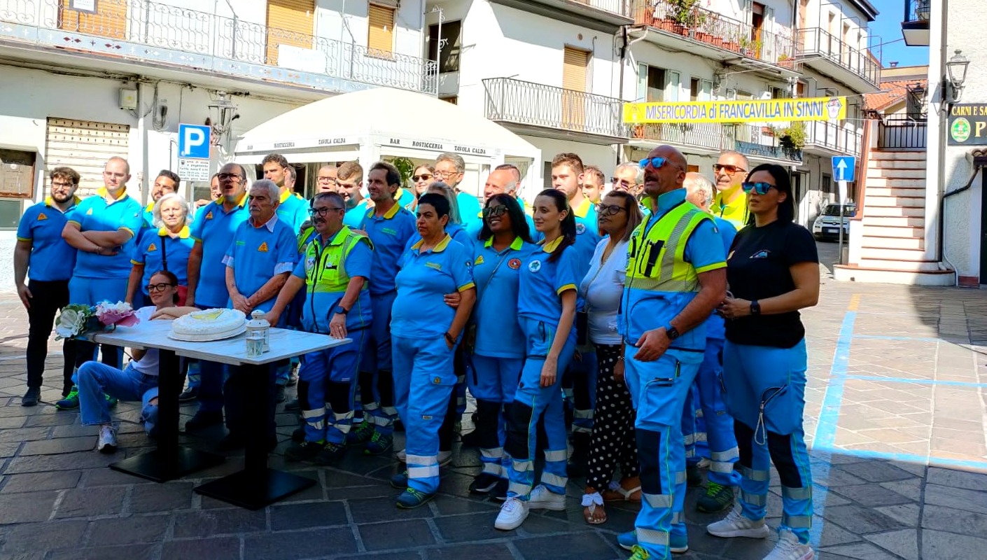 I volontari della Misericordia di Francavilla in Sinni in divisa, in piazza