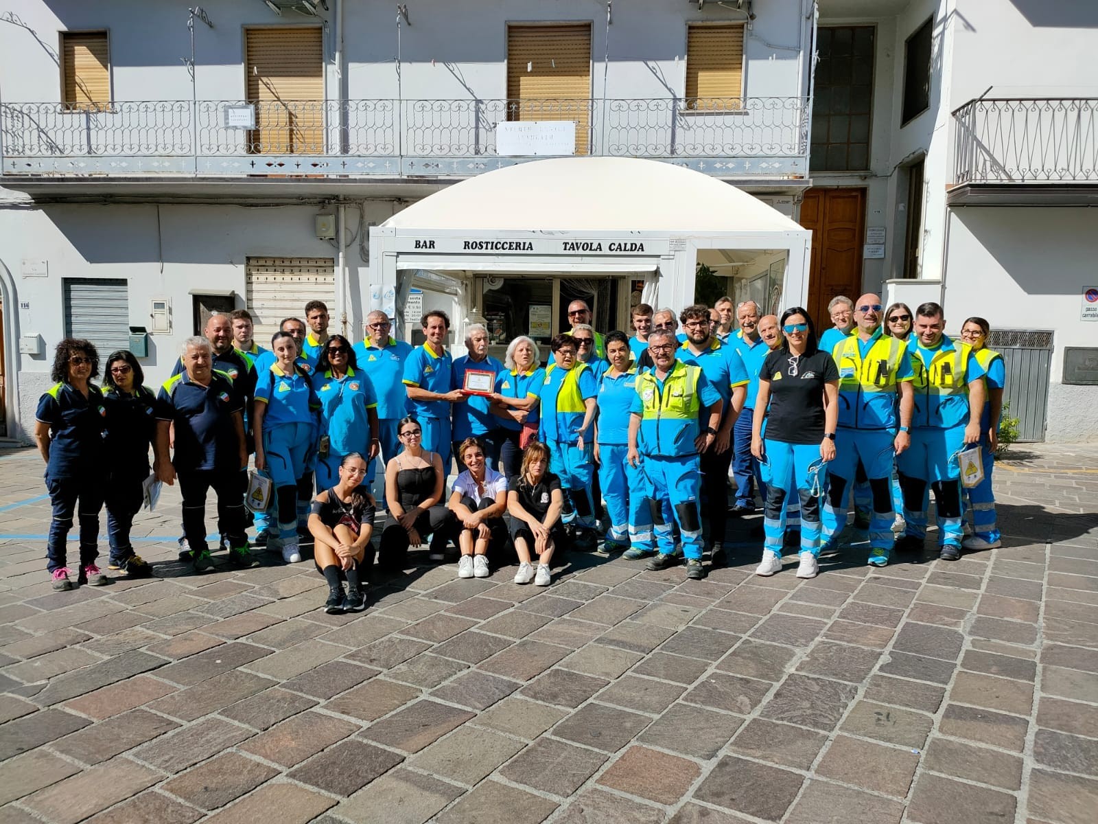 Foto di gruppo dei volontari per il ventesimo anniversario