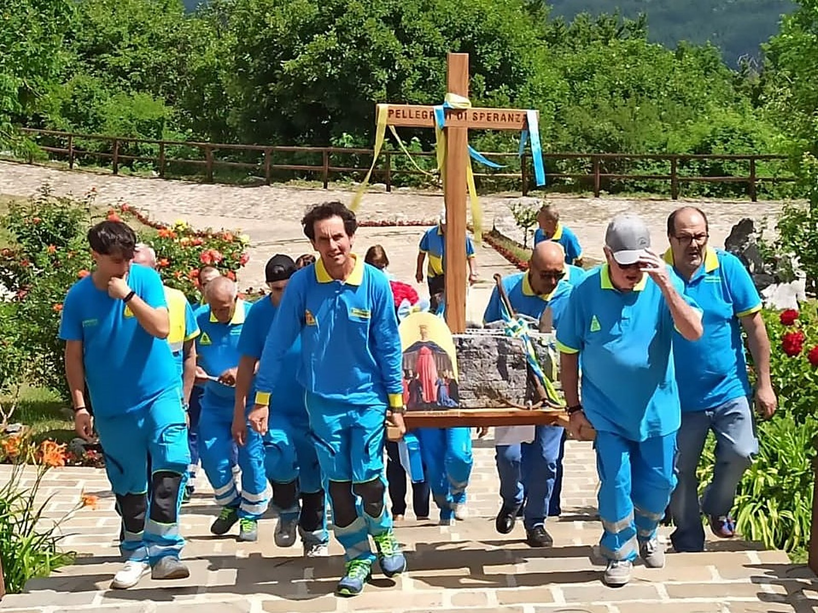 Volontari della Misericordia durante la processione